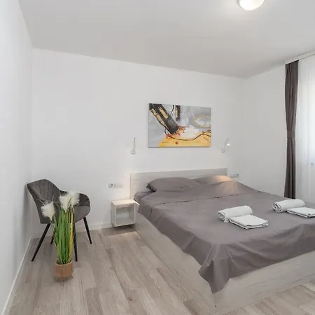 Juli Apartament Vir