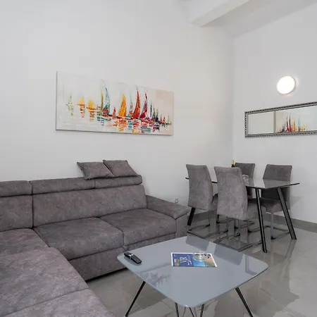 Juli Apartment Vir